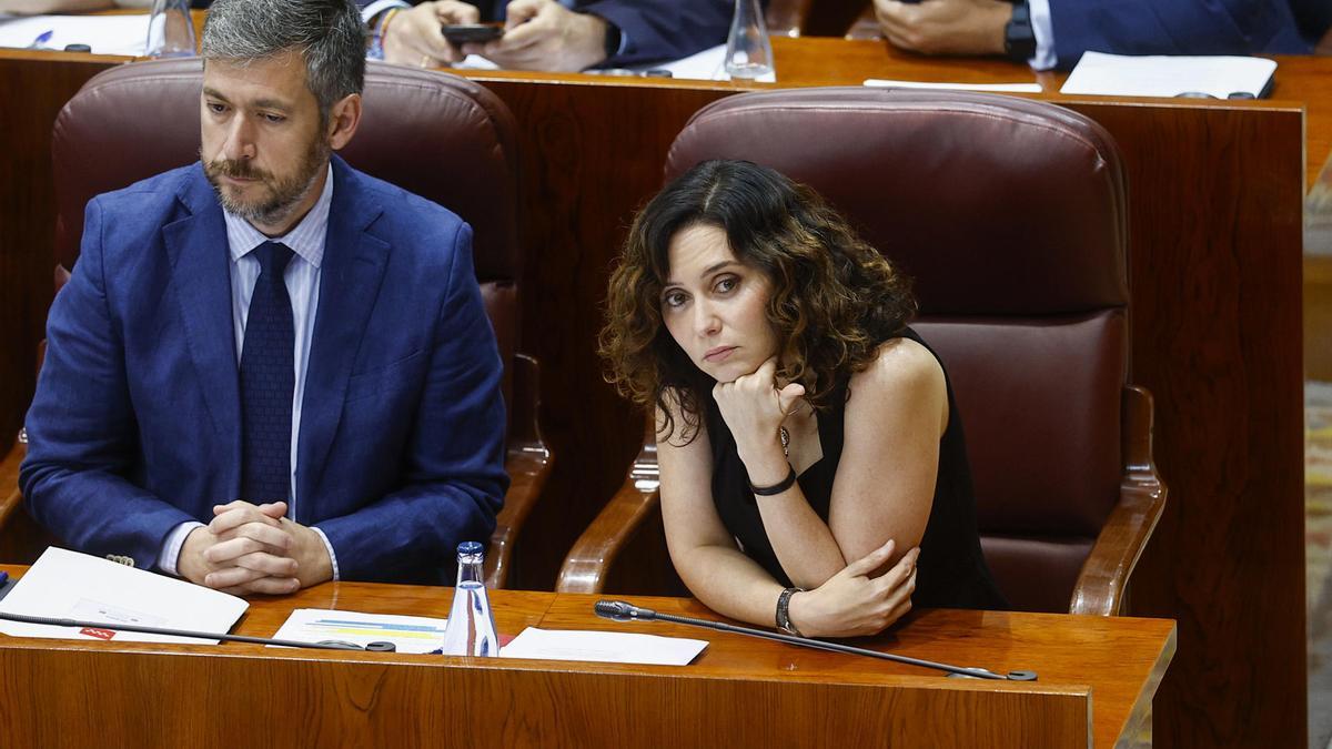 La presidenta de la comunidad de Madrid, Isabel Díaz Ayuso, y el consejero de Presidencia, Justicia y Administración Local, Miguel Ángel García, en el pleno de la Asamblea de Madrid.