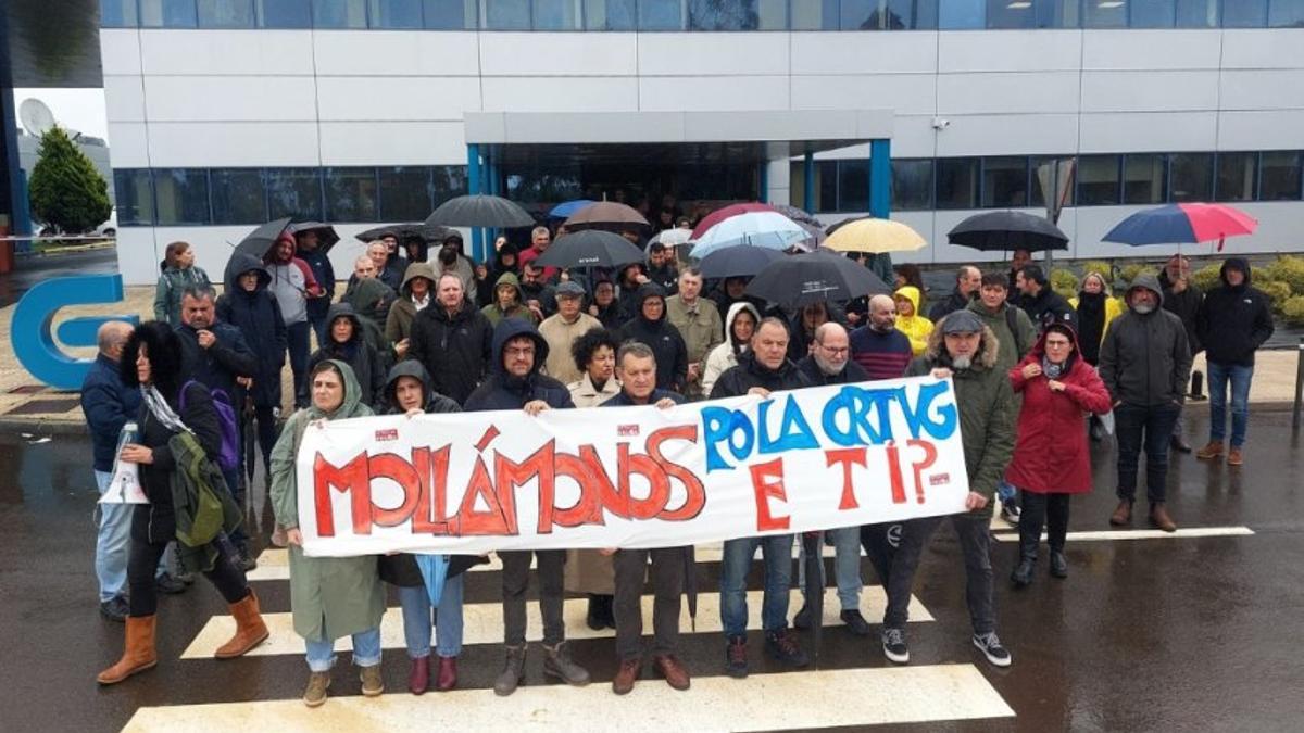 Concentración a las puertas de la sede de la CRTVG durante la huelga del pasado octubre.