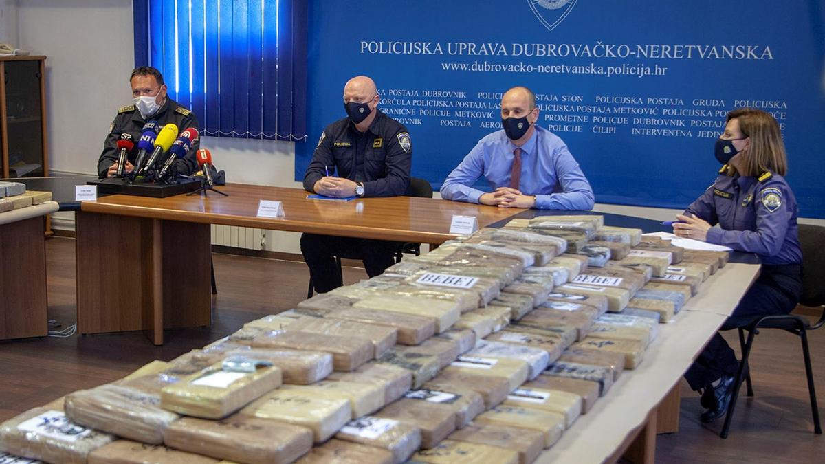 Cocaína y plátanos: cómo el narco usó contenedores de fruta de la empresa familiar del presidente de Ecuador
