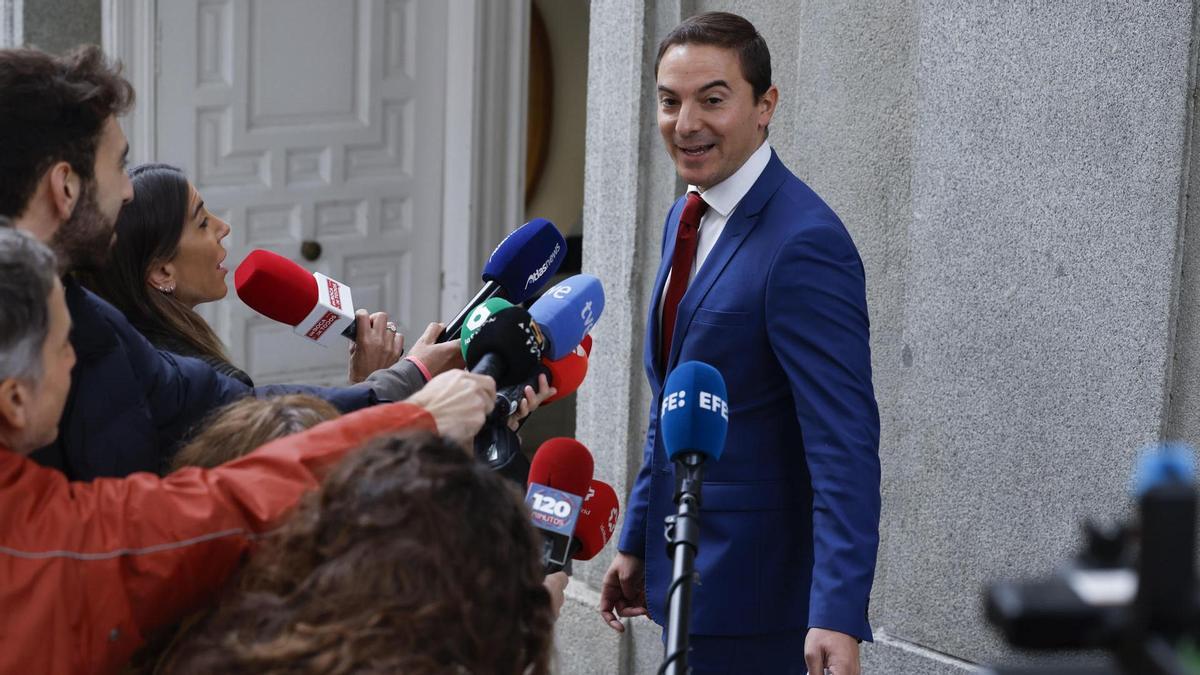 Juan Lobato, ex Secretario General del PSOE Madrid, atiende a los medios a su llegada este miércoles al Tribunal Supremo.