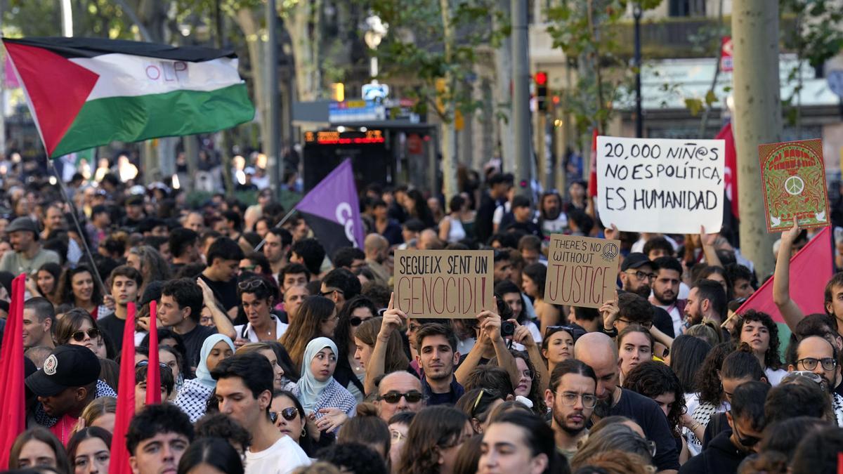 Miles de personas caminan por la Gran Vía de Barcelona durante la manifestación para denunciar el "genocidio" de Israel en Gaza.
