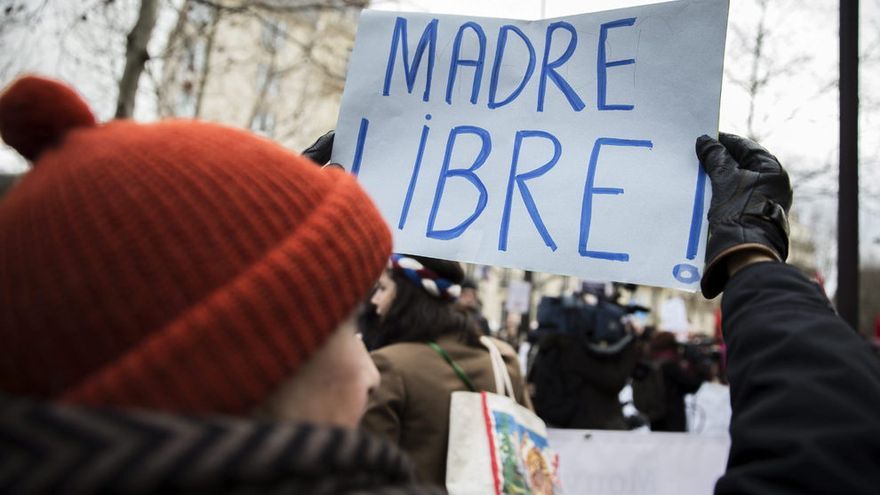 Concentración a favor del aborto ante la Embajada española en Francia.