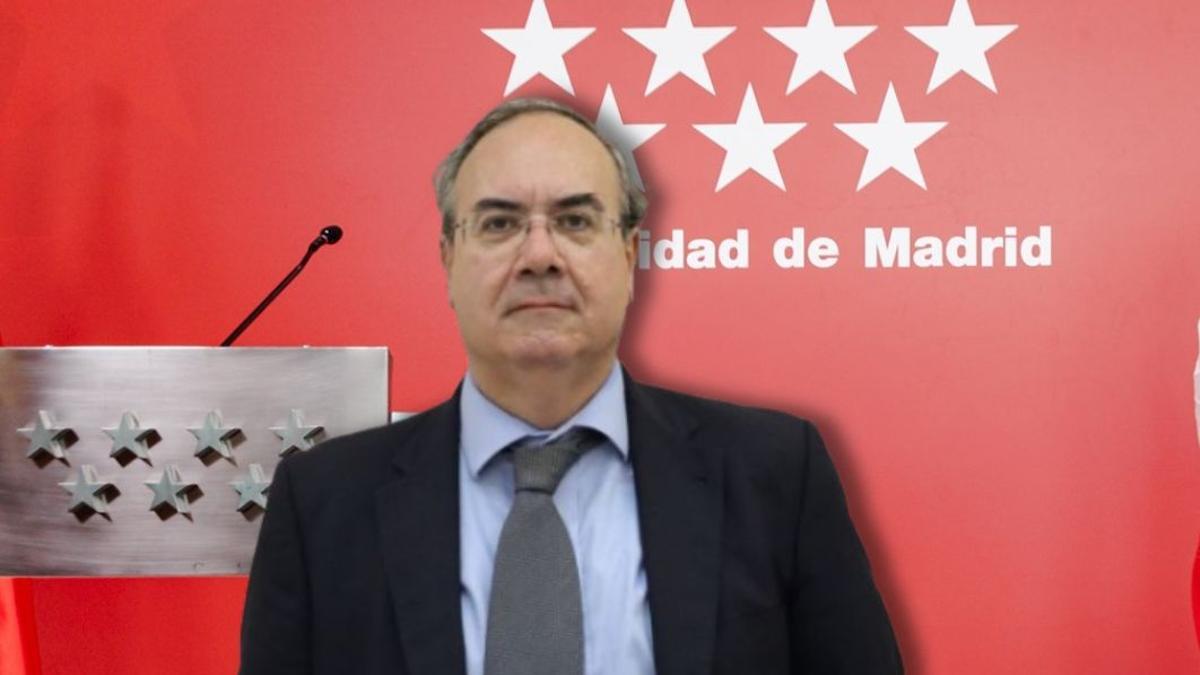 El presidente del Consejo de Transparencia y Protección de Datos de la Comunidad de Madrid, Jesús María González García. De fondo, la sede de la Presidencia de la Comunidad de Madrid.