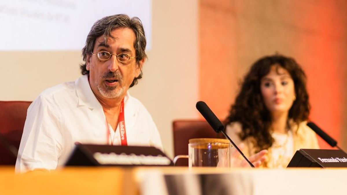 Fernando Varela y Elena Reinés durante su participación en el curso de verano de infoLibre
