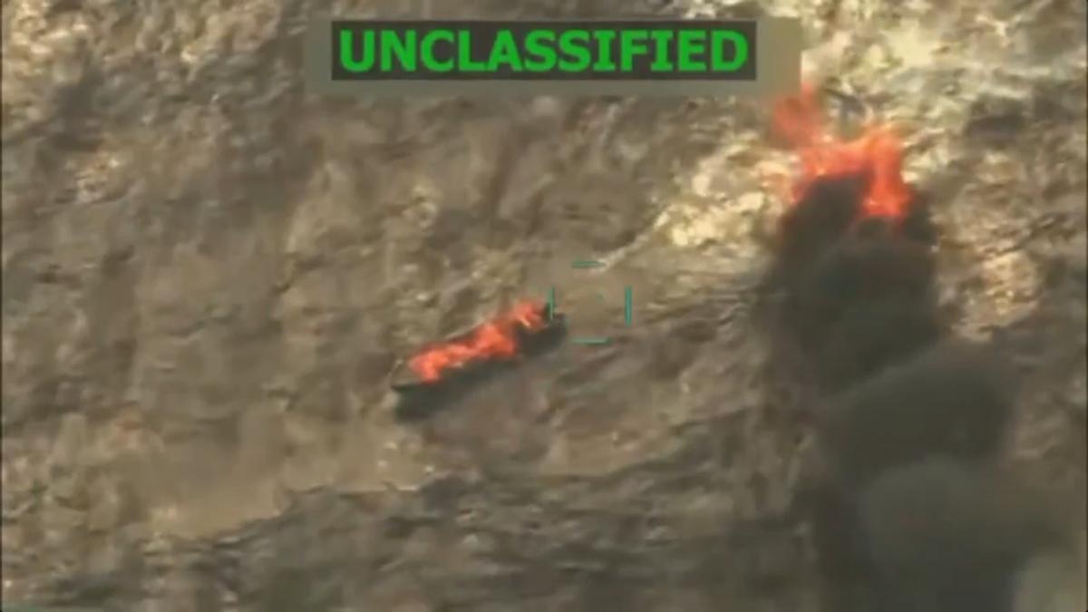 Captura de video publicado por el presidente de Estados Unidos, Donald Trump, que muestra una embarcación en llamas luego de ser atacada en el mar Caribe.