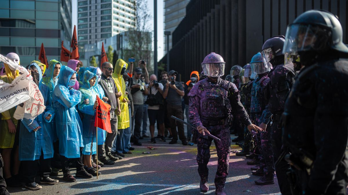 Agentes de policía durante una concentración contra la celebración del congreso inmobiliario The District en 2024.