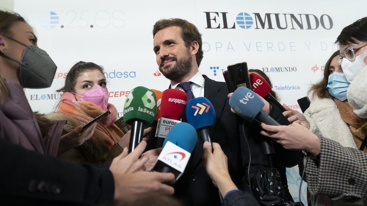 El líder del PP, Pablo Casado, se dispone a hacer declaraciones a los periodistas en un acto del diario ‘El Mundo’.