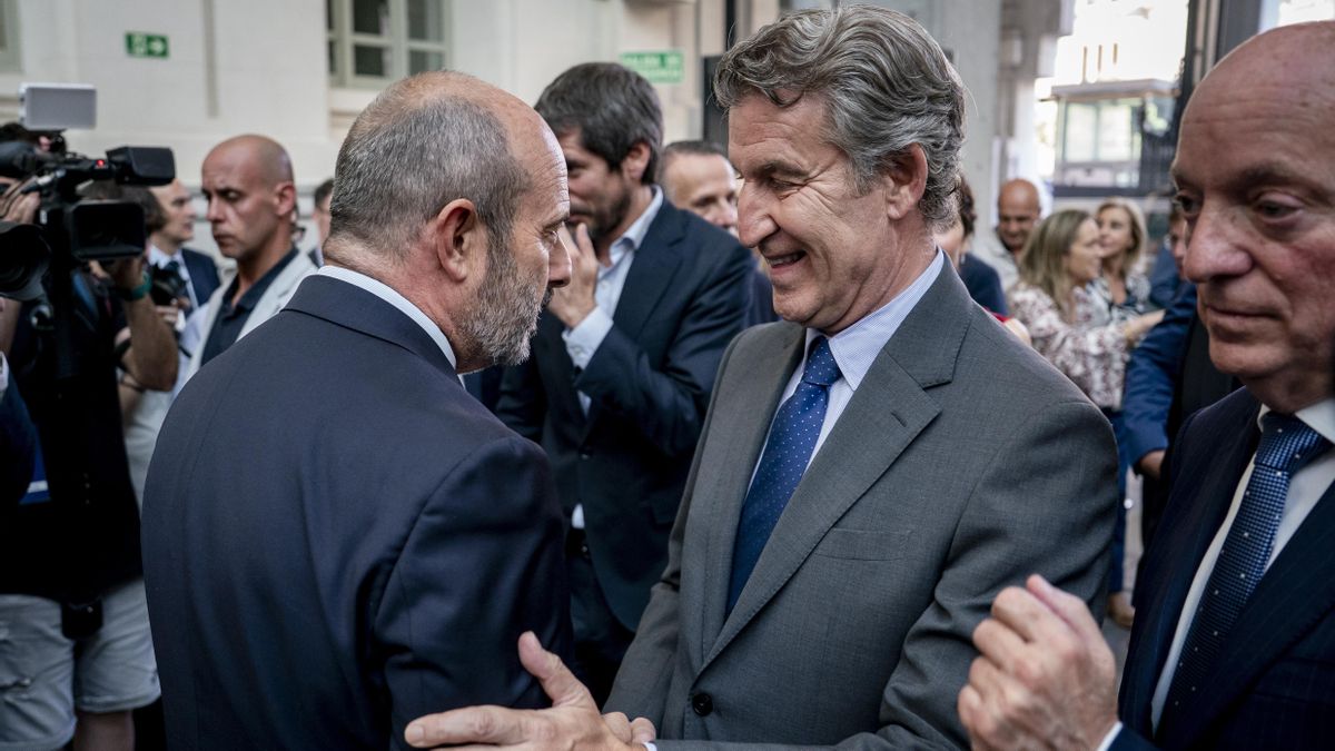 El presidente del Senado, Pedro Rollán, y el presidente del Partido Popular, Alberto Núñez Feijóo, en un acto reciente.