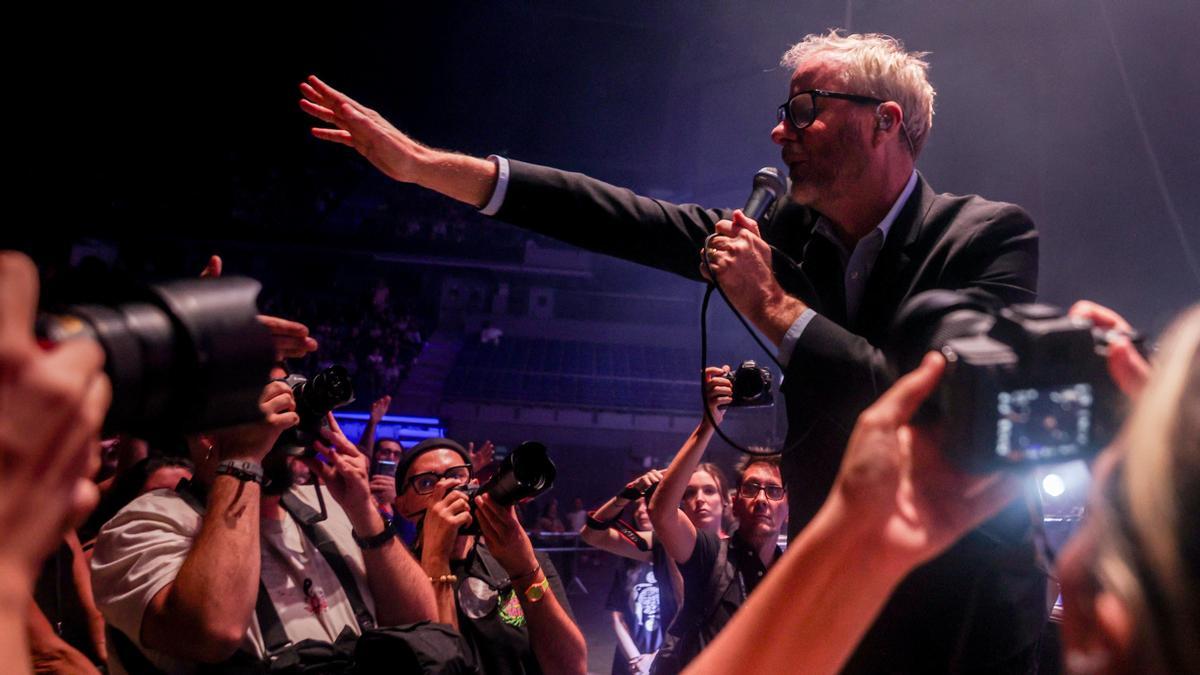 El cantante de The National, Matt Berninger, rodeado por fotógrafos en el WiZink Center en octubre de 2023.