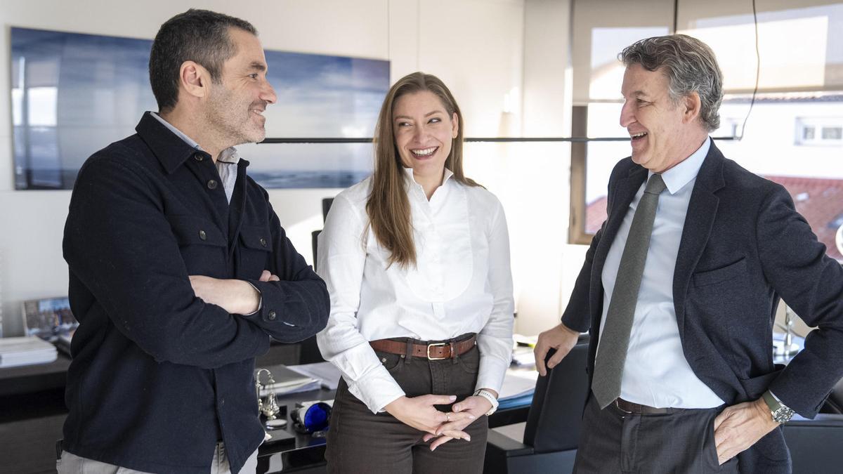 El presidente del PP, Alberto Núñez Feijóo (d), junto a la portavoz del partido en el Congreso, Ester Muñoz, y al vicesecretario de Cultura del Partido Popular, Borja Sémper