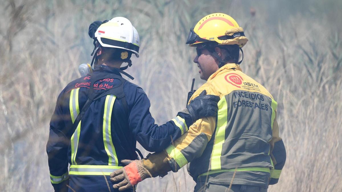 Dos bomberos forestales en un incendio de vegetación en Aranjuez, el 9 de agosto.