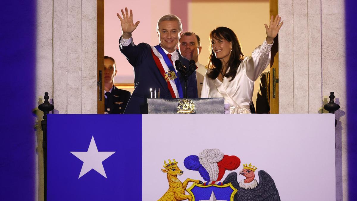 El presidente de Chile, José Antonio Kast, saluda junto a su esposa, María Pía Adriasola, desde el balcón del Palacio de la Moneda.