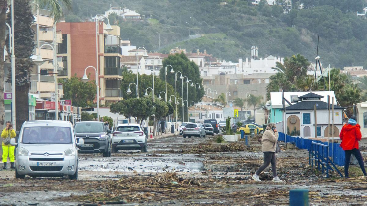 Vista de la localidad de La Herradura (Granada) repletas de arena y cañas tras el paso este miércoles de la borrasca Kristin.