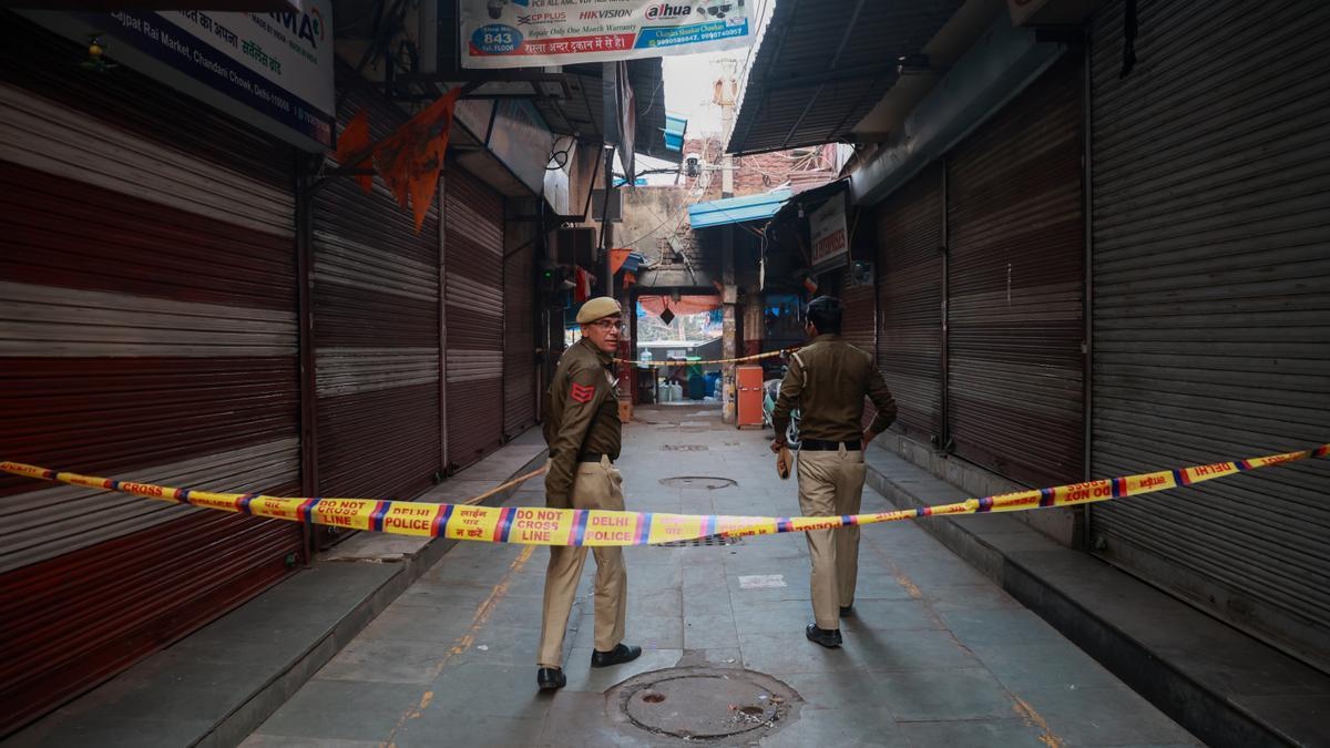 Se observan comercios cerrados en el Fuerte Rojo de Nueva Delhi, India.