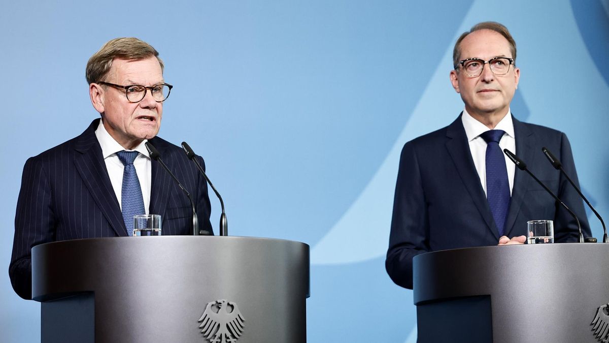 El ministro del Interior alemán, Alexander Dobrindt (derecha), y el ministro de Asuntos Exteriores alemán, Johann Wadephul, asisten a una rueda de prensa sobre el incidente del dron en el aeropuerto de Leipzig, en Berlín, Alemania, el 1 de septiembre de 2026.