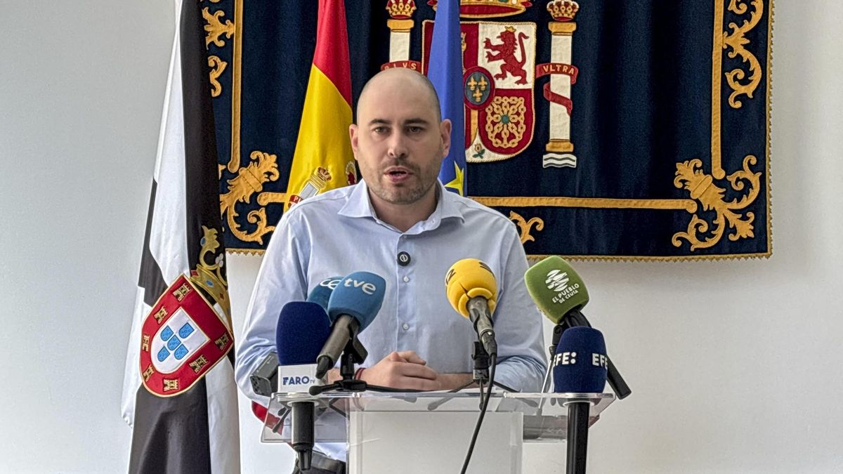 El delegado del Gobierno en Ceuta, Miguel Ángel Pérez Triano, durante la rueda de prensa ofrecida este lunes.