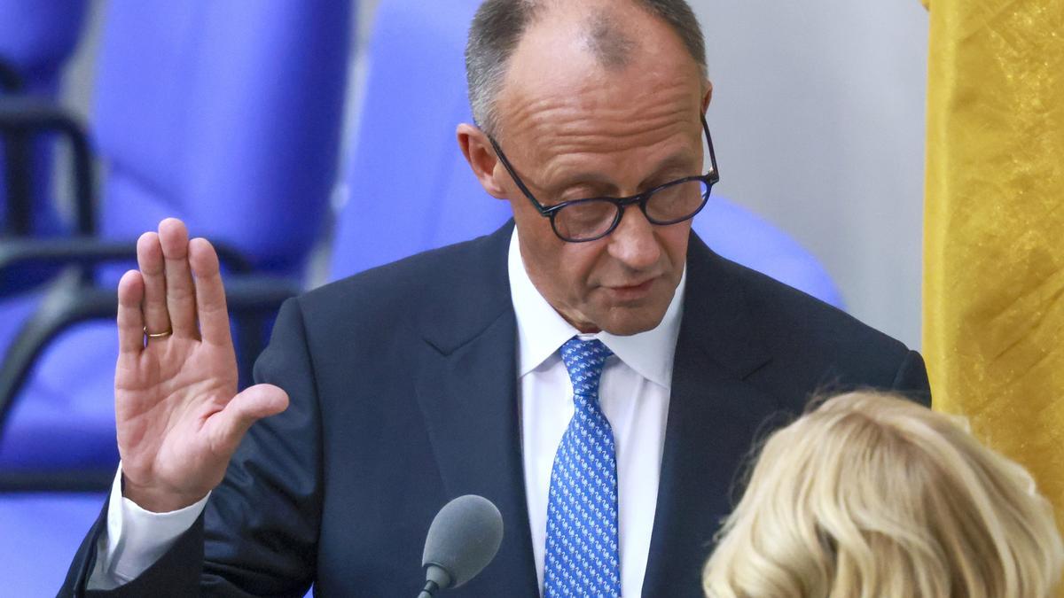Merz jura como canciller de Alemania ante la presidenta de la Cámara Baja