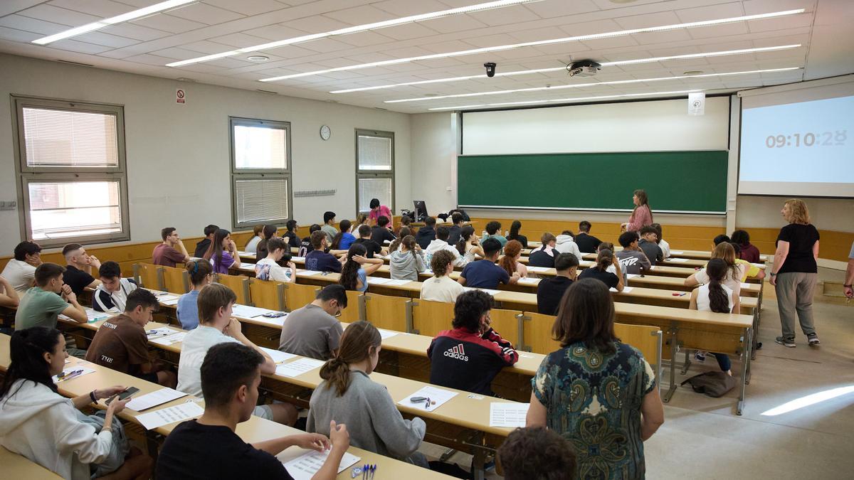 Alumnos en un aula al comienzo de un examen, el primer día de la Evaluación de Acceso a la Universidad