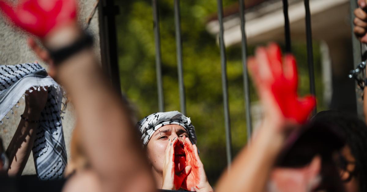 Cientos de personas dan su apoyo a la flotilla a Gaza ante la Embajada israelí en Madrid