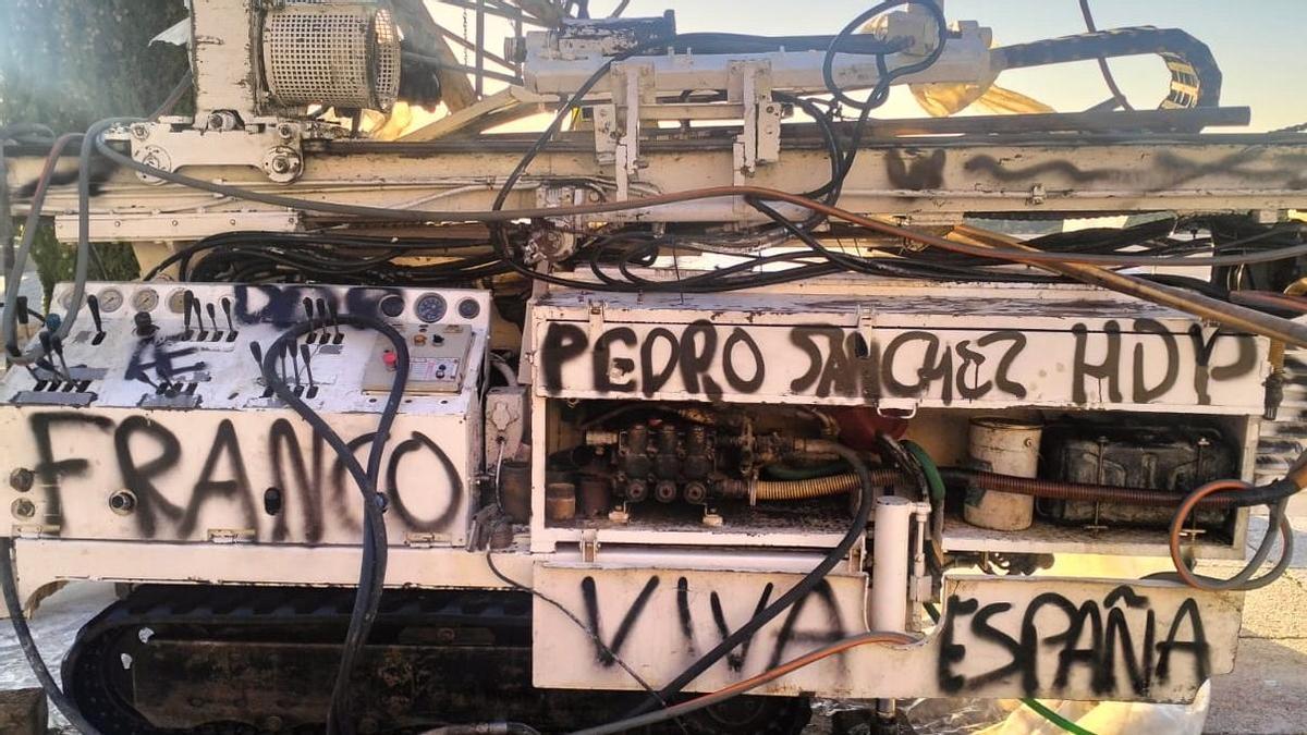 Maquinaria con insultos a Sánchez