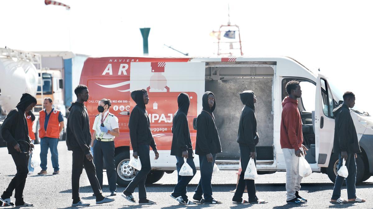 Varios migrantes hacen cola para subir a un ferry  hacia Tenerife desde El Hierro, a 3 de noviembre de 2023, en El Hierro, Santa Cruz de Tenerife, Canarias (España).