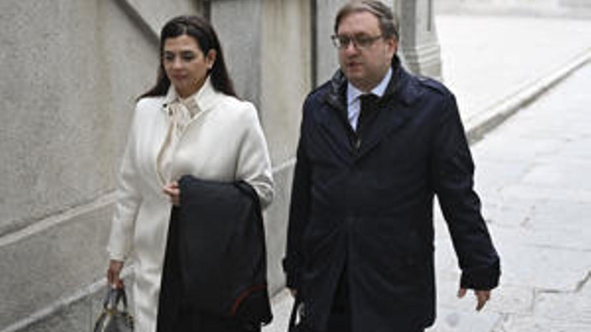 El abogado de APIF, Juan Antonio Frago, a su llegada al Tribunal Supremo, junto a una compañera.
