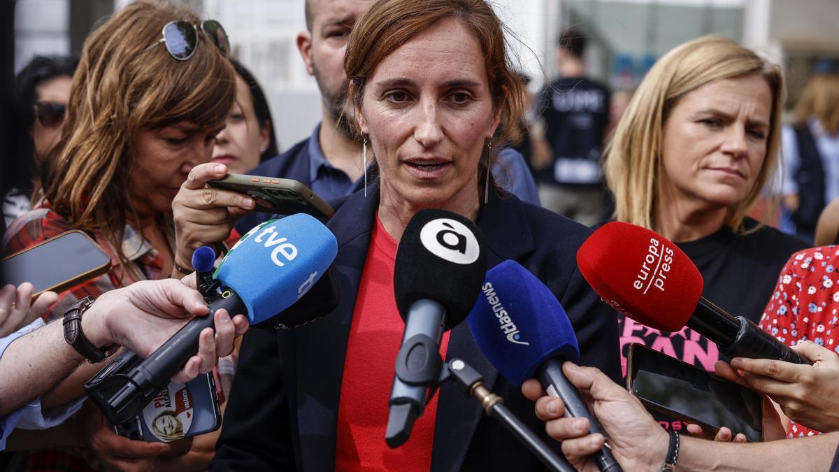 Mónica García tacha de irresponsable al PP tras pillar a Arenas vapeando en el Senado