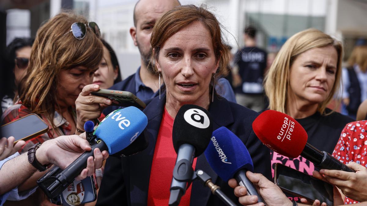 La ministra de Sanidad, Mónica García, se reúne con afectados por la dana.