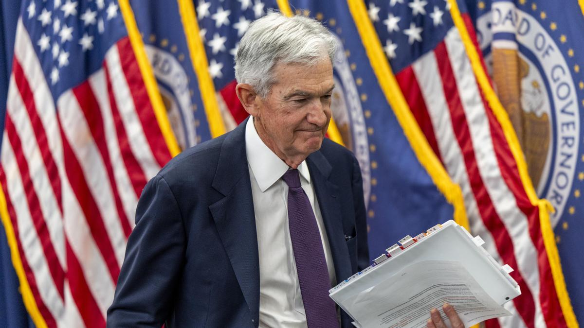 El expresidente de la Junta de la Reserva Federal, Jerome Powell, se retira tras una conferencia de prensa en la sede de la Reserva Federal en Washington, DC, EEUU.