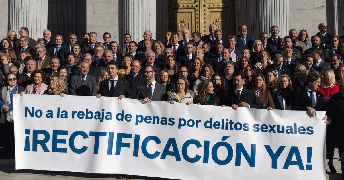 El PP y Vox se manifiestan a las puertas del Congreso para pedir la ...