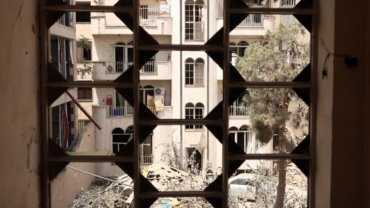Vista de una casa dañada tras un ataque aéreo israelí contra la capital, Teherán.