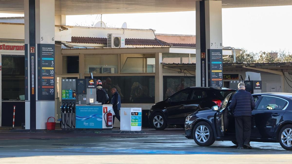 Varios coches en una gasolinera de Madrid en una imagen de archivo