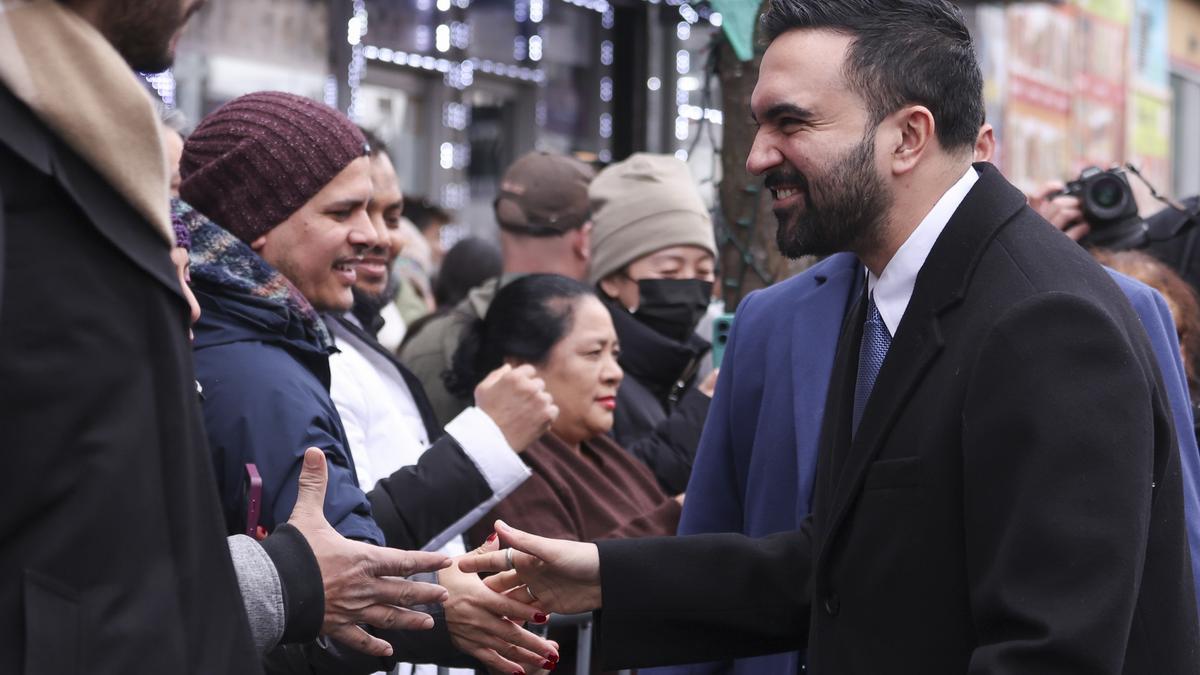 El alcalde de la ciudad de Nueva York, Zohran Mamdani, estrecha la mano de sus partidarios.