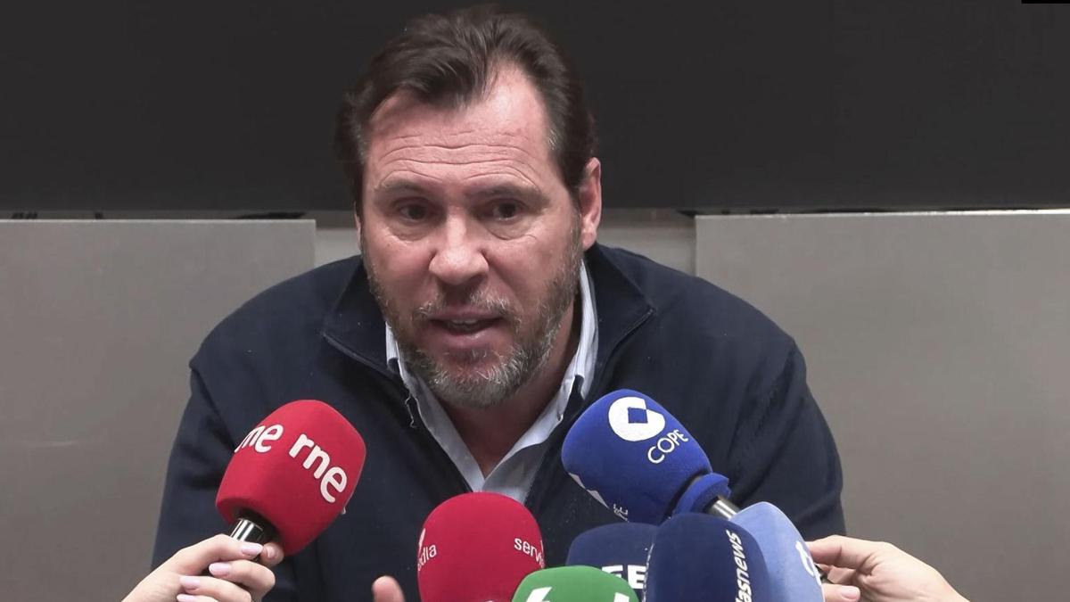 Captura de vídeo de la rueda de prensa del ministro de Transportes y Movilidad Sostenible, Óscar Puente, este lunes.