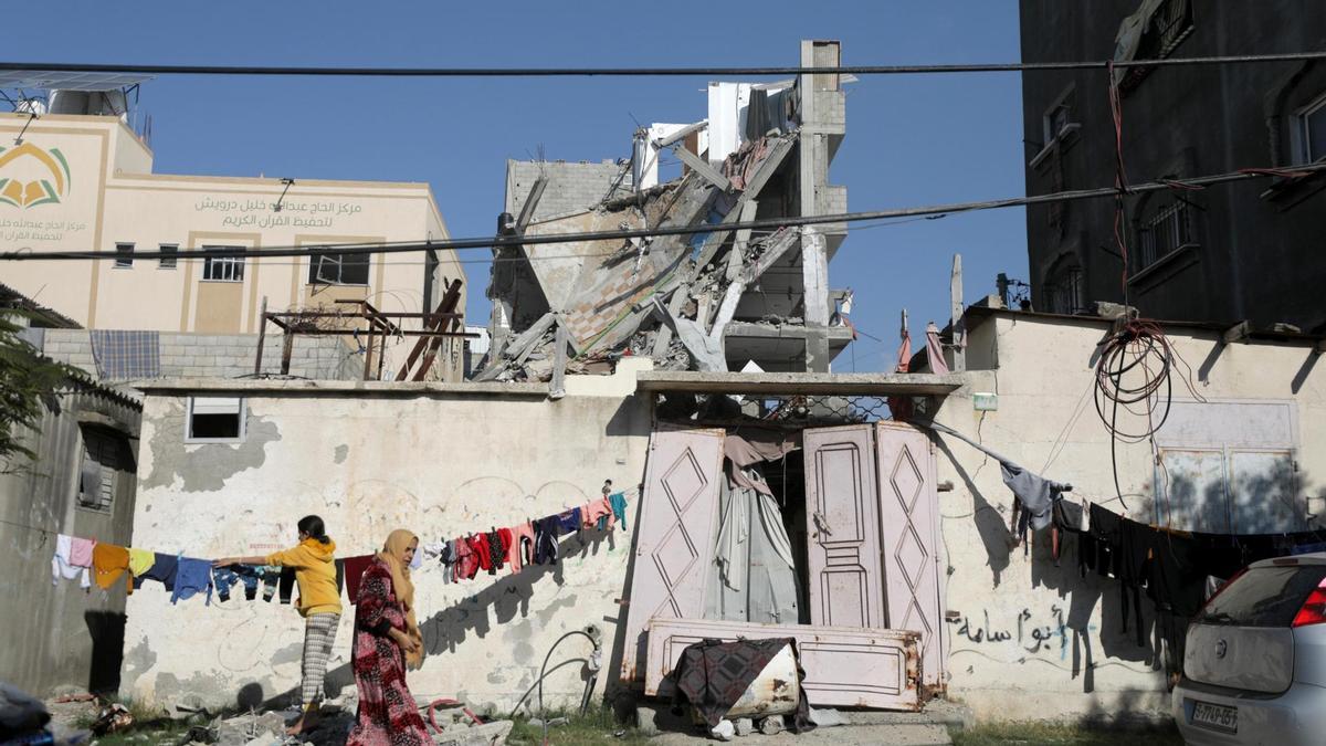 Archivo - Refugiados palestinos en el campamento de refugiados de Nuseirat, en 2023.