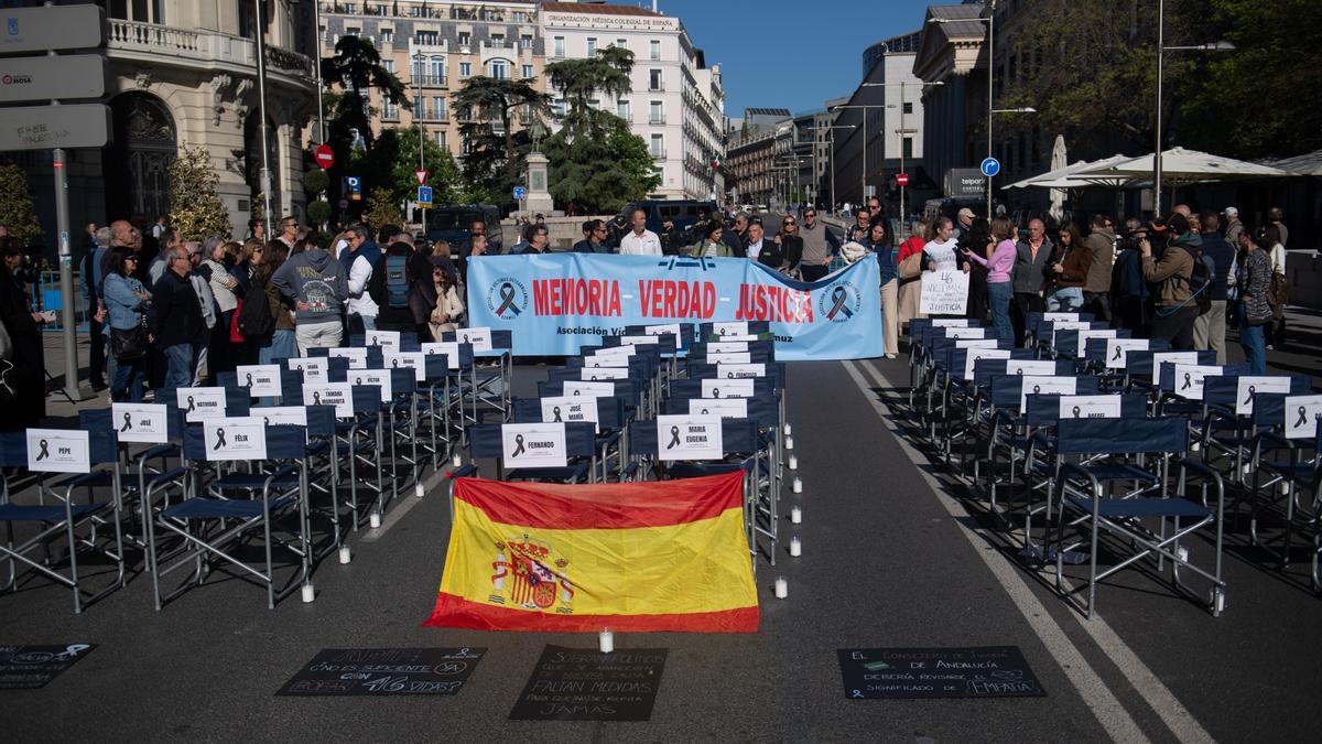 Manifestantes durante la concentración convocada por la Asociación Víctimas Descarrilamiento Adamuz.