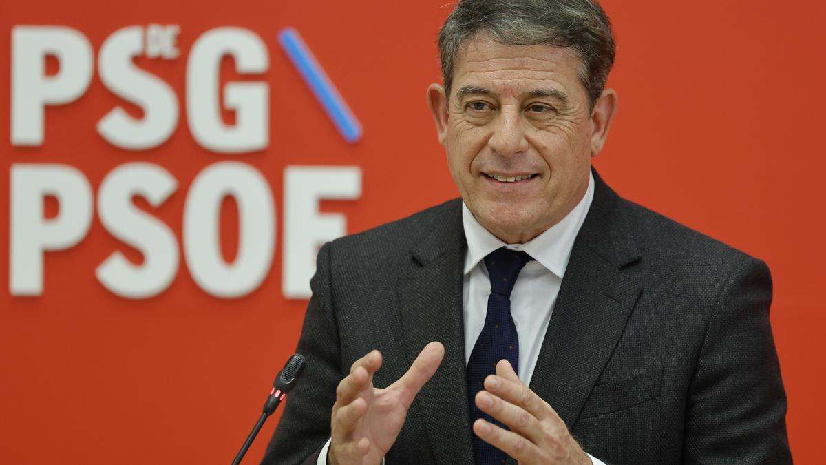 El secretario general de del PSdG-PSOE, José Ramón Gómez Besteiro, en una rueda de prensa urgente por el supuesto nuevo caso de acoso