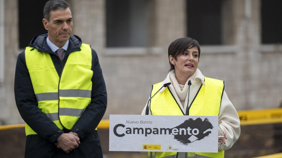 El presidente del Gobierno, Pedro Sánchez, y la ministra de Vivienda, Isabel Rodríguez, y durante el acto de demolición de los primeros edificios del acuartelamiento de Campamento, a 12 de enero de 2026, en Madrid (España).