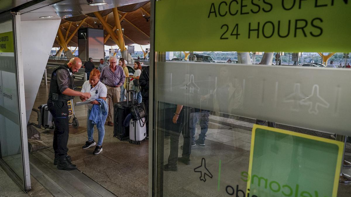 Aena comienza los controles de acceso a Barajas por la situación de las personas sin hogar