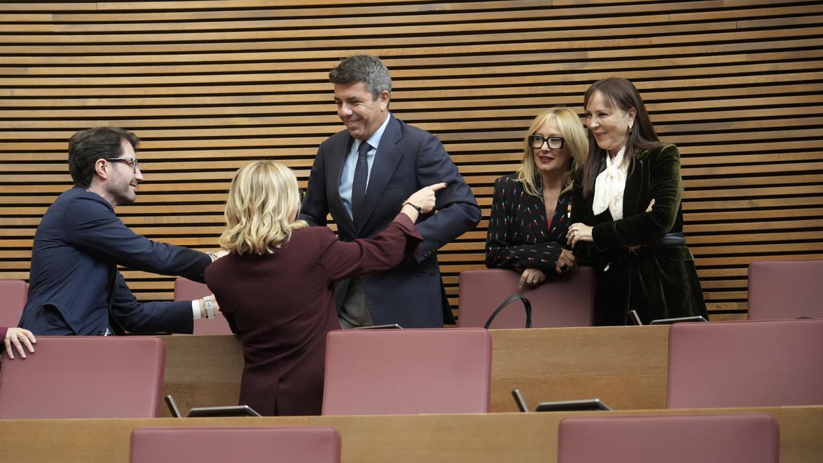El expresident de la Generalitat valenciana Carlos Mazón (3i) durante el pleno de toma de posesión del nuevo 'president'.
