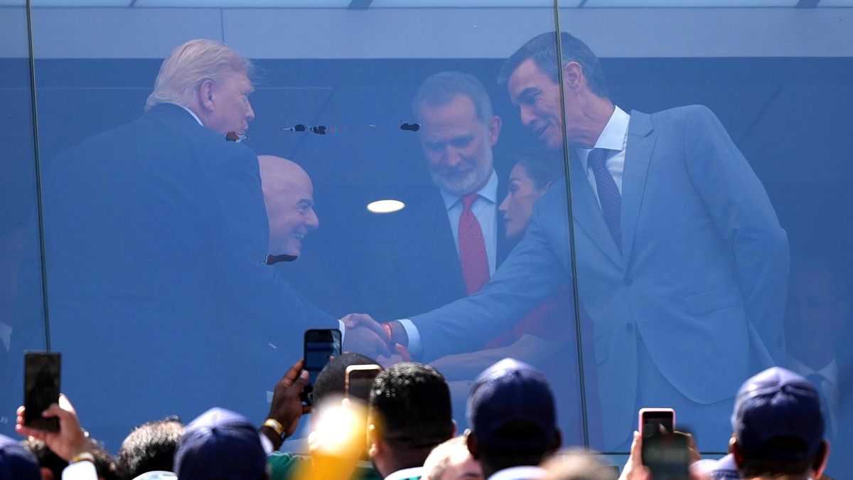 El presidente de Estados Unidos, Donald Trump (i) saluda al presidente del Gobierno de España, Pedro Sánchez este domingo, en el partido de la final del Mundial de la FIFA 2026