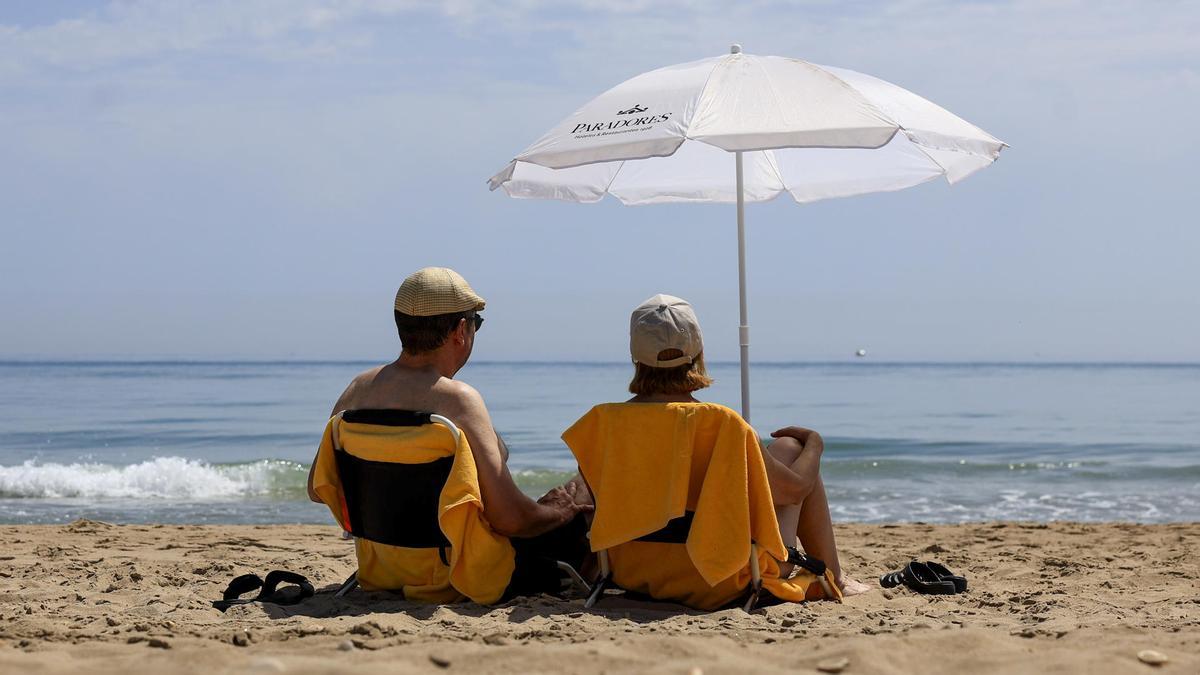 Dos personas en la playa en El Saller, Valencia