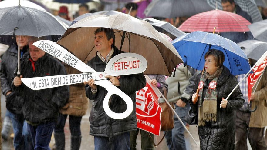 Asistentes a la manifestación celebrada hoy por las calles de Avilés contra las políticas de recortes del PP