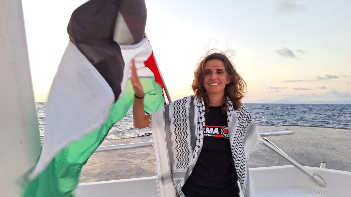 La coordinadora de Podemos en Balears, Lucía Muñoz, en su embarcación de la Flotilla de la Libertad.