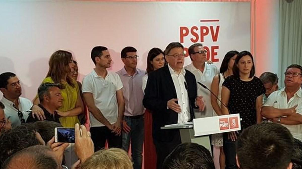 Ximo Puig (centro) tras su victoria en las primarias del PSPV este domingo.