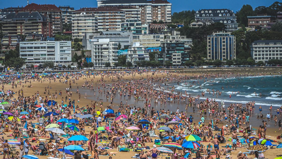Bañistas en la playa de El Sardinero (Santander).