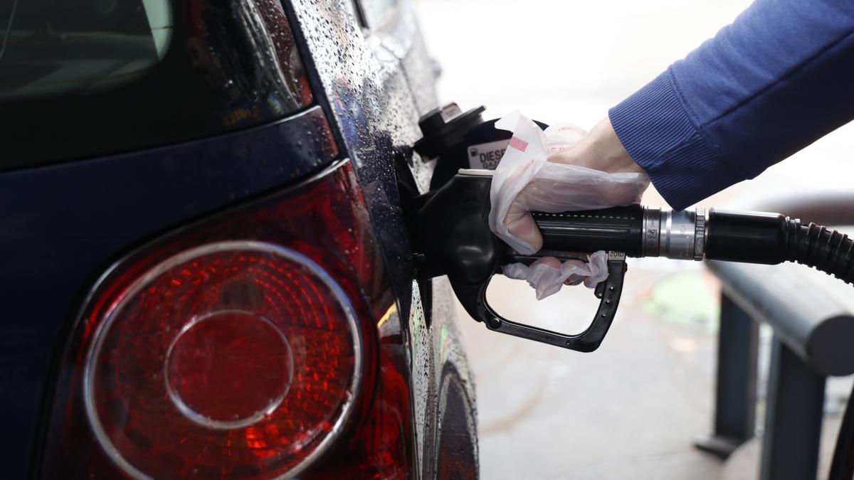 Una persona reposta en una gasolinera de Madrid.