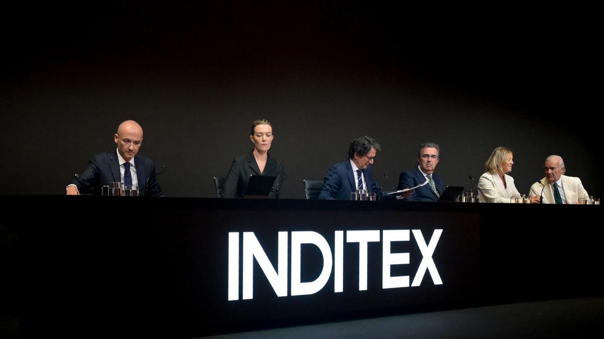 El consejero delegado de Inditex, Óscar García Maceiras, y la presidenta de Inditex, Marta Ortega, durante la junta de accionistas de Inditex, en Arteixo (Galicia).