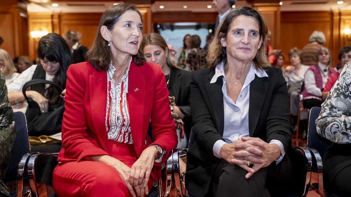 Teresa Ribera y Reyes Maroto durante los 'Premios Club de las 25', en el Instituto Cervantes, en una foto de archivo.