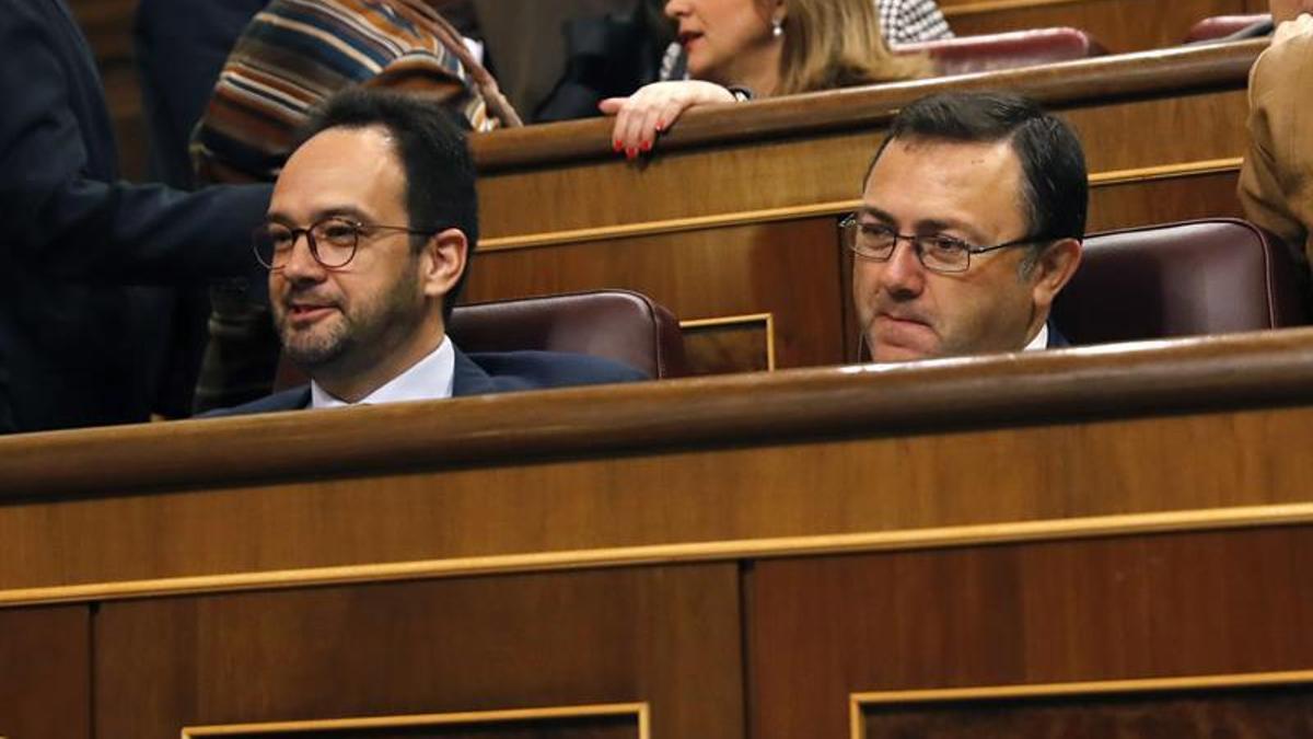 El portavoz del PSOE, Antonio Hernando, y el diputado socialista Miguel Ángel Heredia, durante la sesión de control al Gobierno